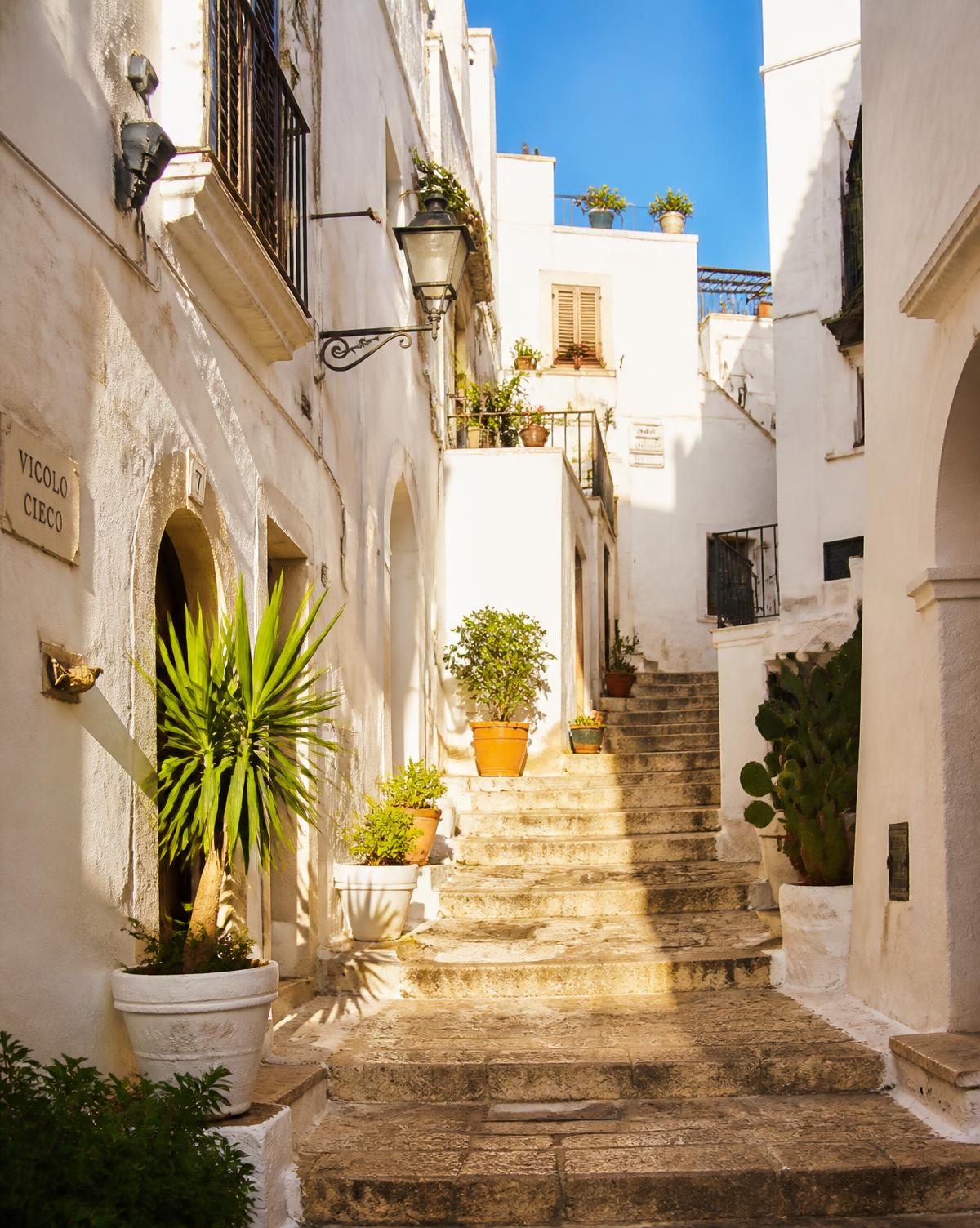 Scalinata e vicoli bianchi nel centro storico di Ostuni